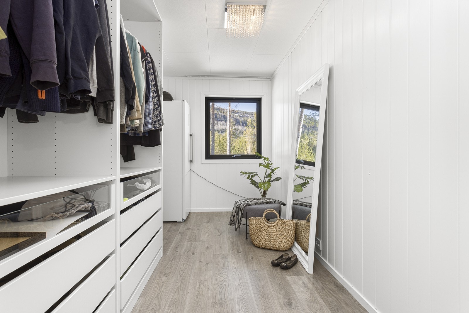 Et av rommene blir i dag benyttet som et praktisk garderoberom. Galleribilde