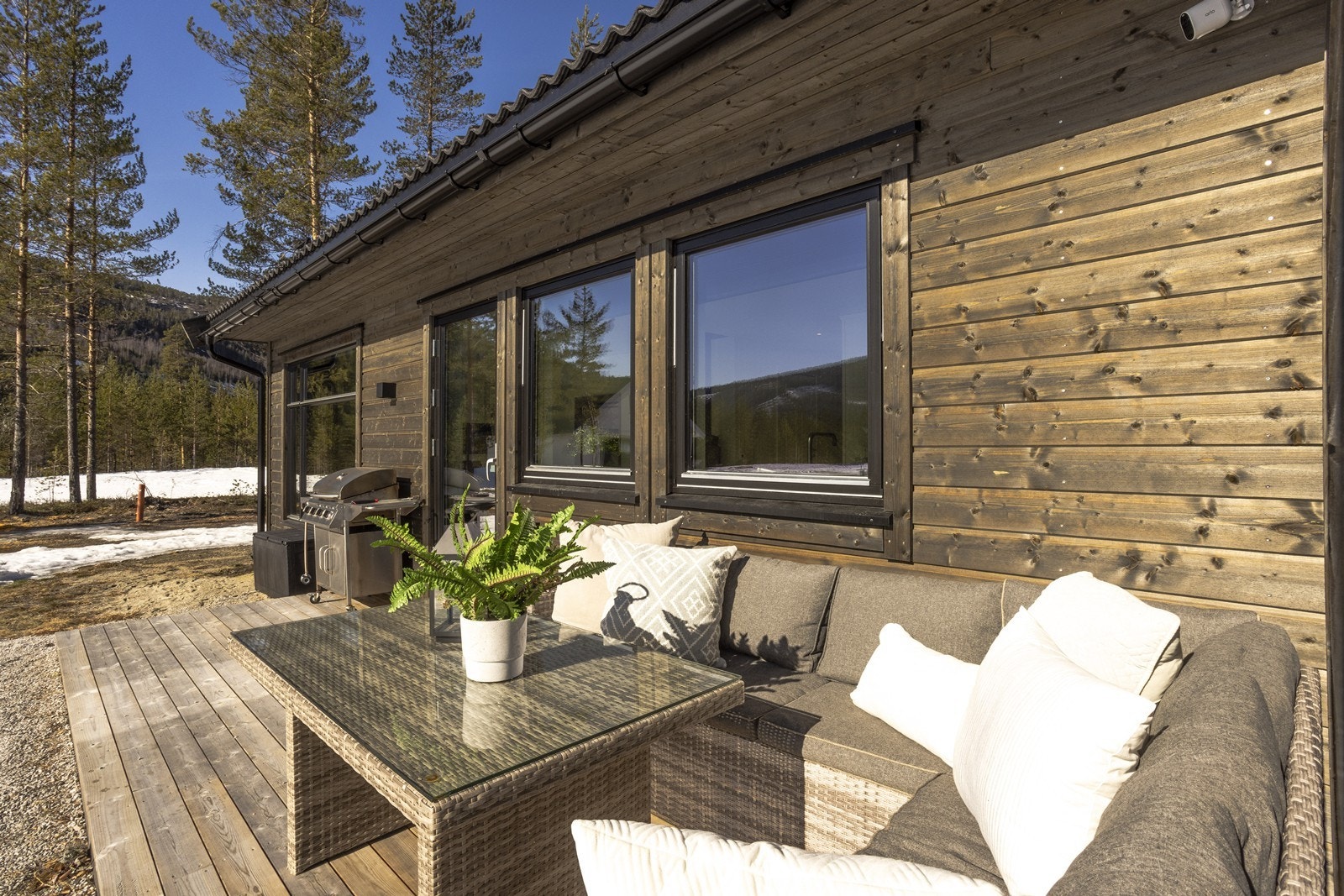 Terrassen ligger fint til med gode solforhold og har direkte adkomst fra den åpne stue- og kjøkkenløsningen. Galleribilde