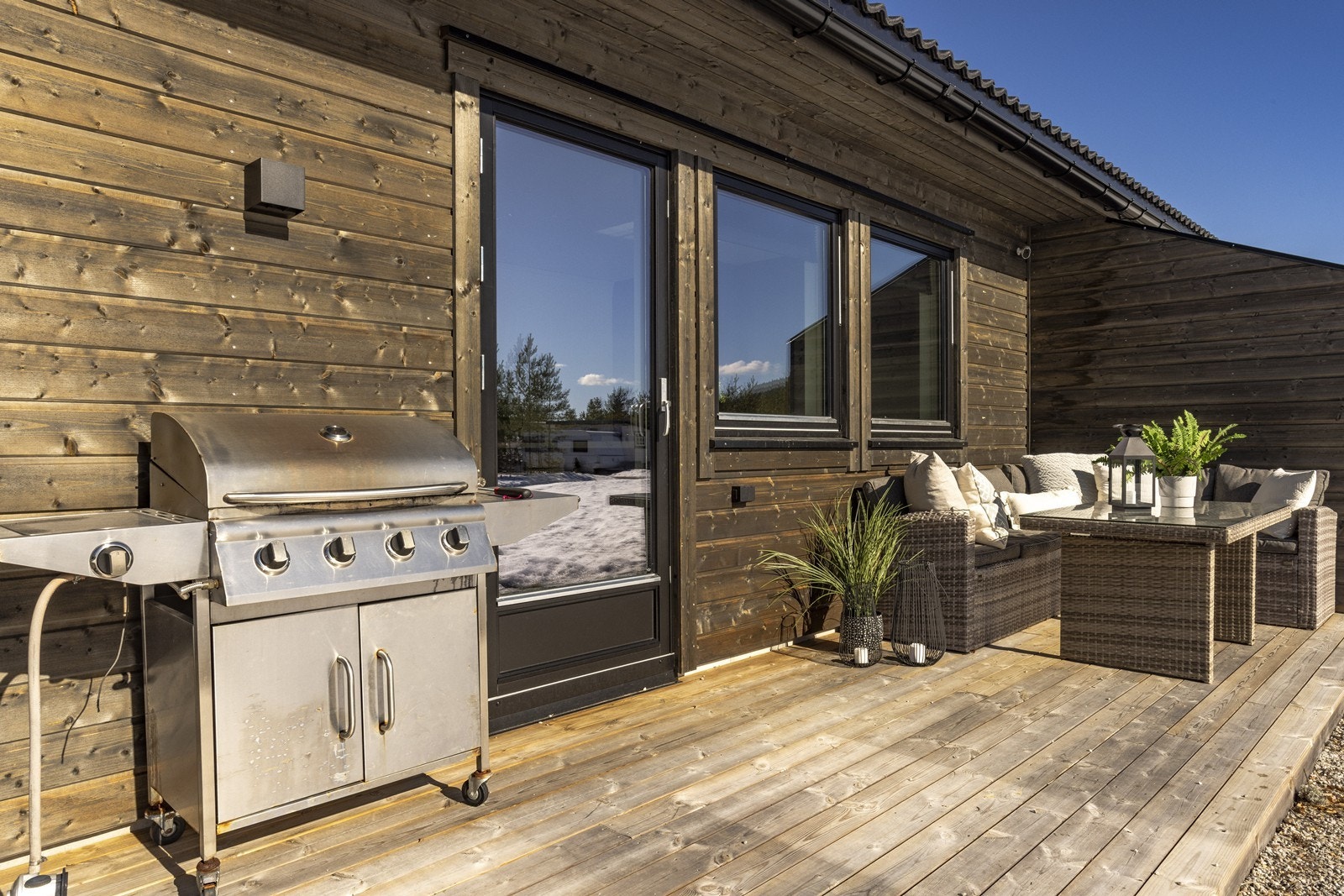 Her har man plass til både sittegruppe og grill. Galleribilde