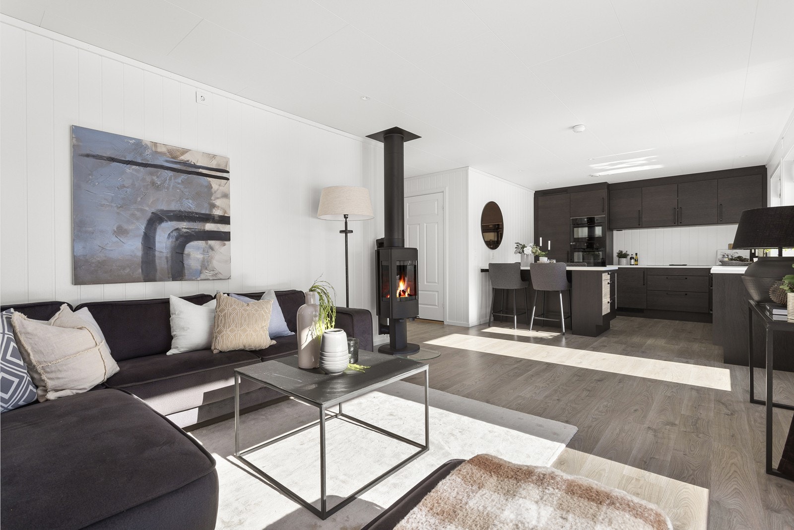 Åpen stue/kjøkken løsning som skaper en sosial tilværelse og det er god plass til en hyggelig spisestue og sofakrok. Galleribilde