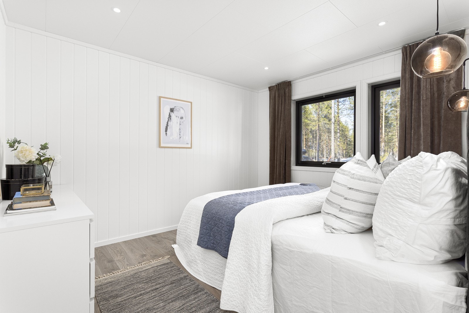 Hovedsoverommet har plass til både dobbeltseng, nattbord og oppbevaring. Galleribilde