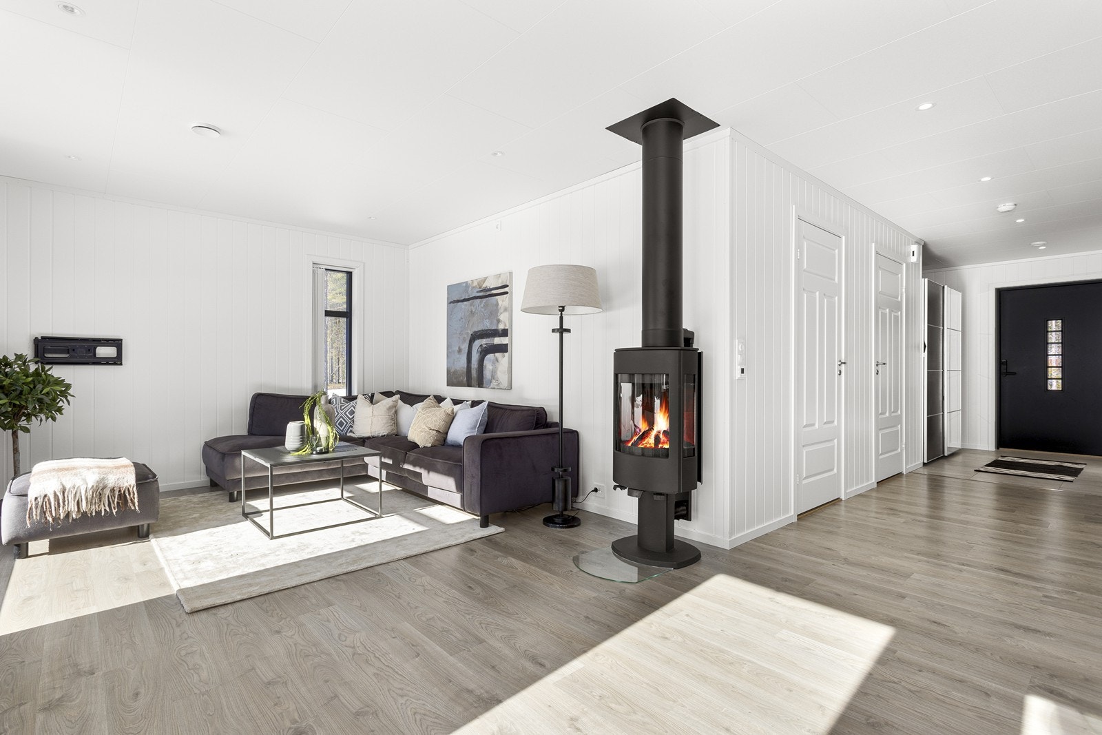 Blikkfanget i boligen er peisovnen som varmer godt ved litt kaldere kvelder, og rommet har også elektriske varmekabler. Galleribilde