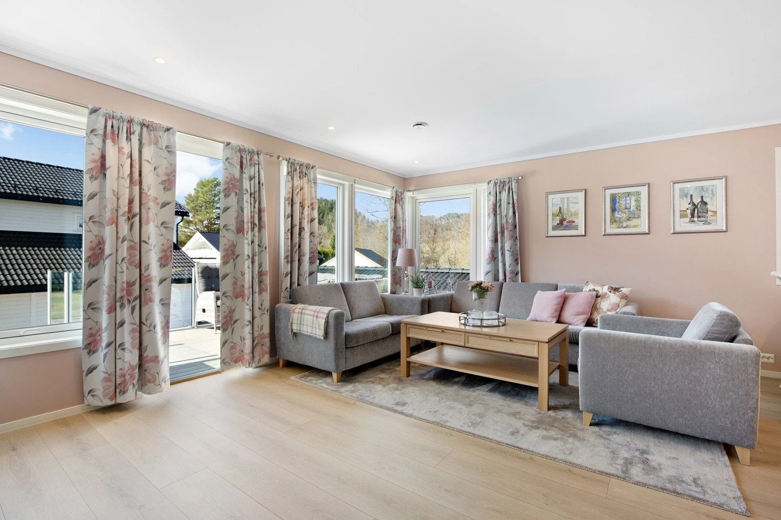 Boligen har en lys og innbydende stue med store vindusflater som slipper inn rikelig med naturlig lys. Galleribilde