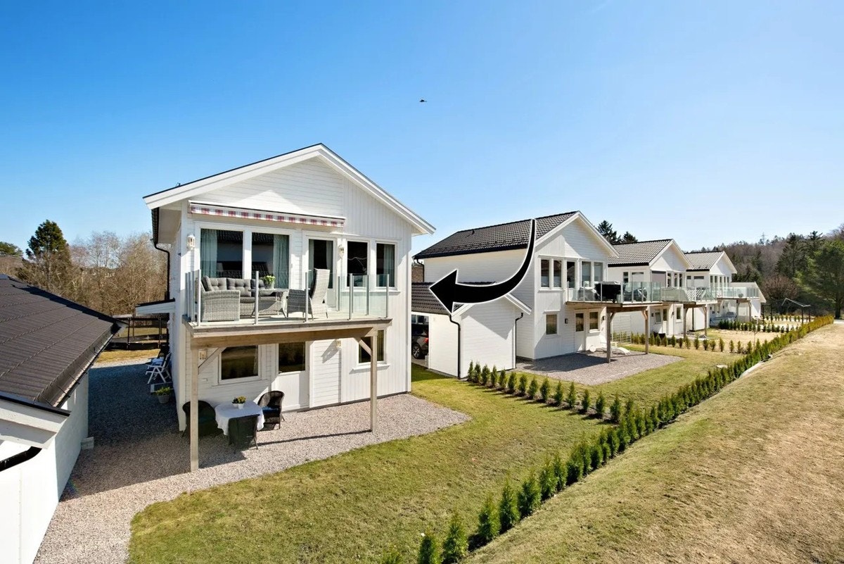 Velkommen til Alvestadtunet 11 - en moderne og gjennomført familiebolig i hjertet av det populære og barnevennlige boligområdet på Klyve i Skien! Galleribilde