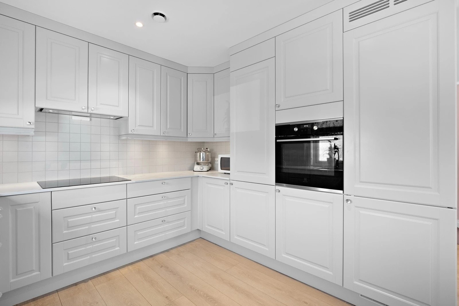 Hvitevarer fra Electrolux er inkludert: integrert kombiskap, stekeovn, induksjonstopp og oppvaskmaskin. Røros Lyra 60 ventilator med utlufting. Galleribilde