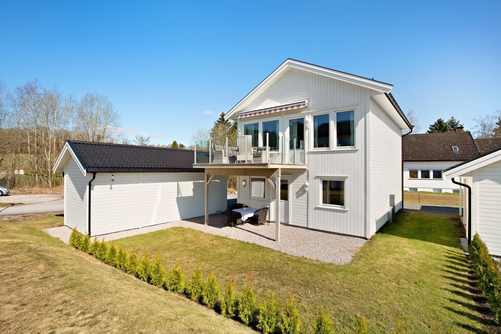 Denne flotte eneboligen, oppført i 2021, byr på smakfullt design, gjennomgående høy standard og praktiske løsninger for en aktiv familie. Galleribilde