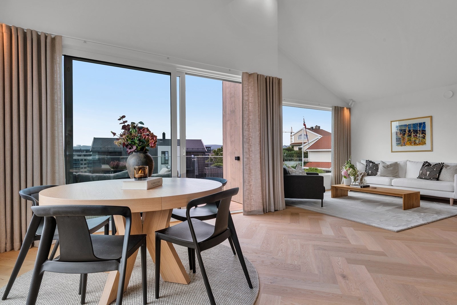 Lys og romslig stue med store vindusflater som slipper inn mye naturlig lys og gir flott utsikt. Galleribilde