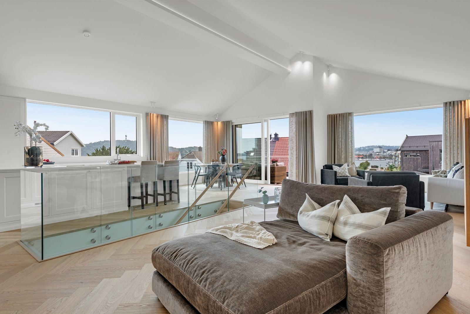 Eiendomsmegler Norge v. Jon A Røsstad presenterer Galgebergveien 21 E. Innvendige foto er fra boligen ved siden av. Galleribilde