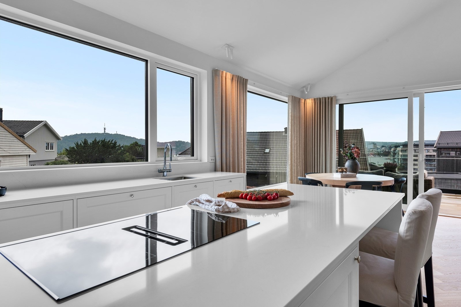 Lys og luftig stue med store vinduer, som gir fantastisk utsikt over nærområdet og skaper en innbydende atmosfære. Galleribilde