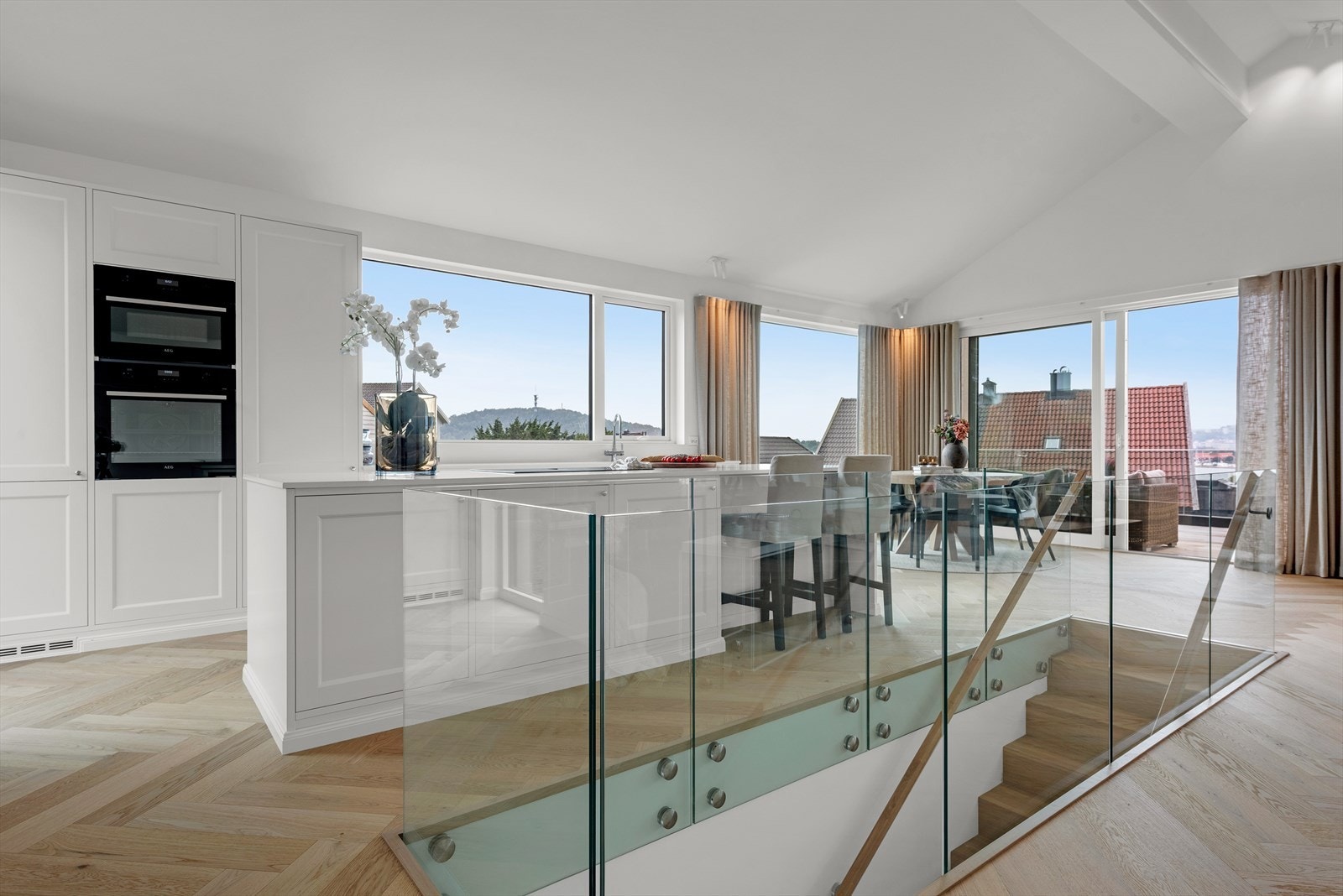 Lys og moderne stue med store vinduer og fantastisk utsikt. Perfekt for avslapning og sosiale sammenkomster. Galleribilde