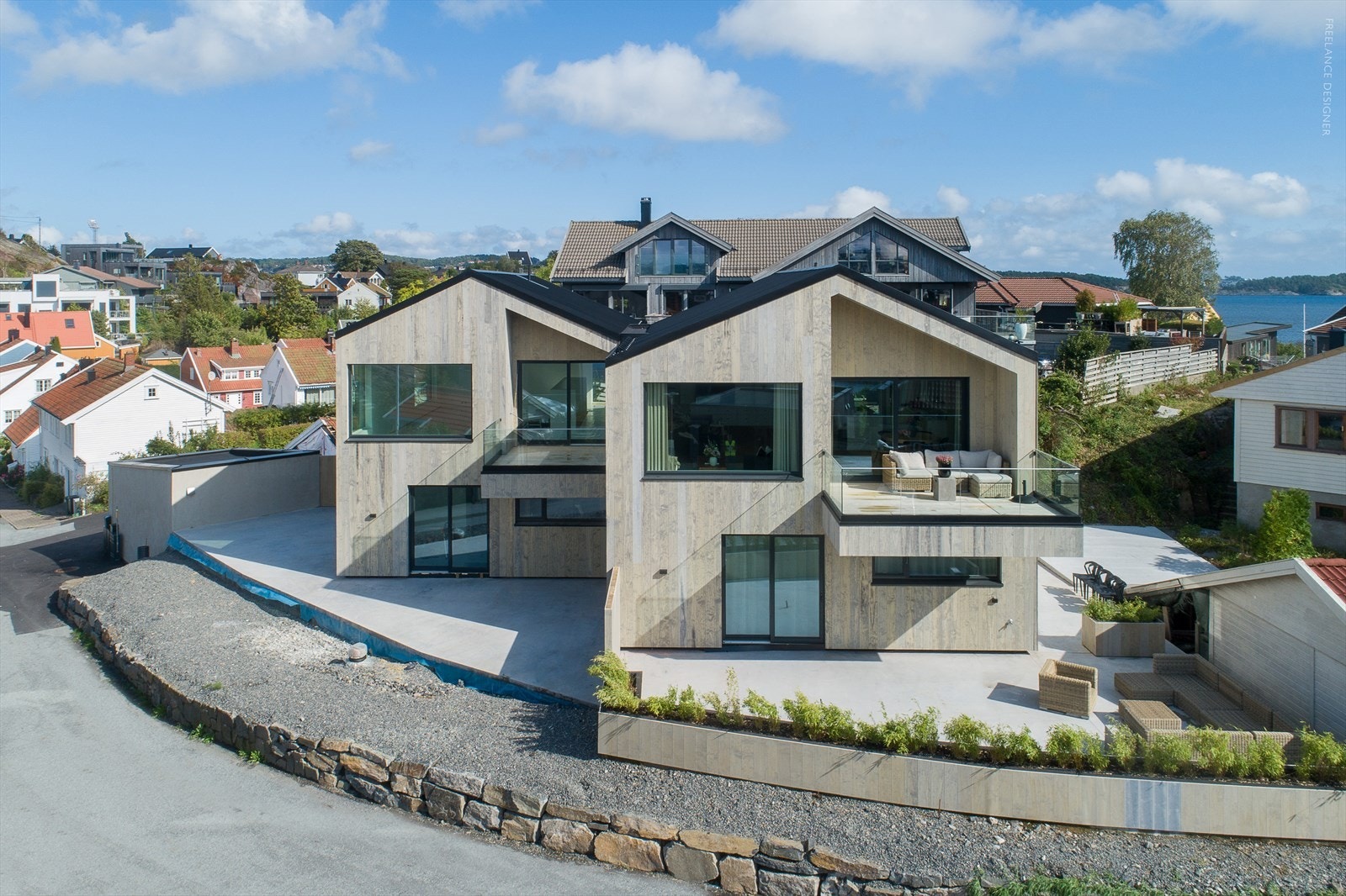 Moderne enebolig med sjøutsikt, romslig terrasse og stilrent design. Attraktiv beliggenhet i et sjarmerende nabolag nær vannet. Galleribilde