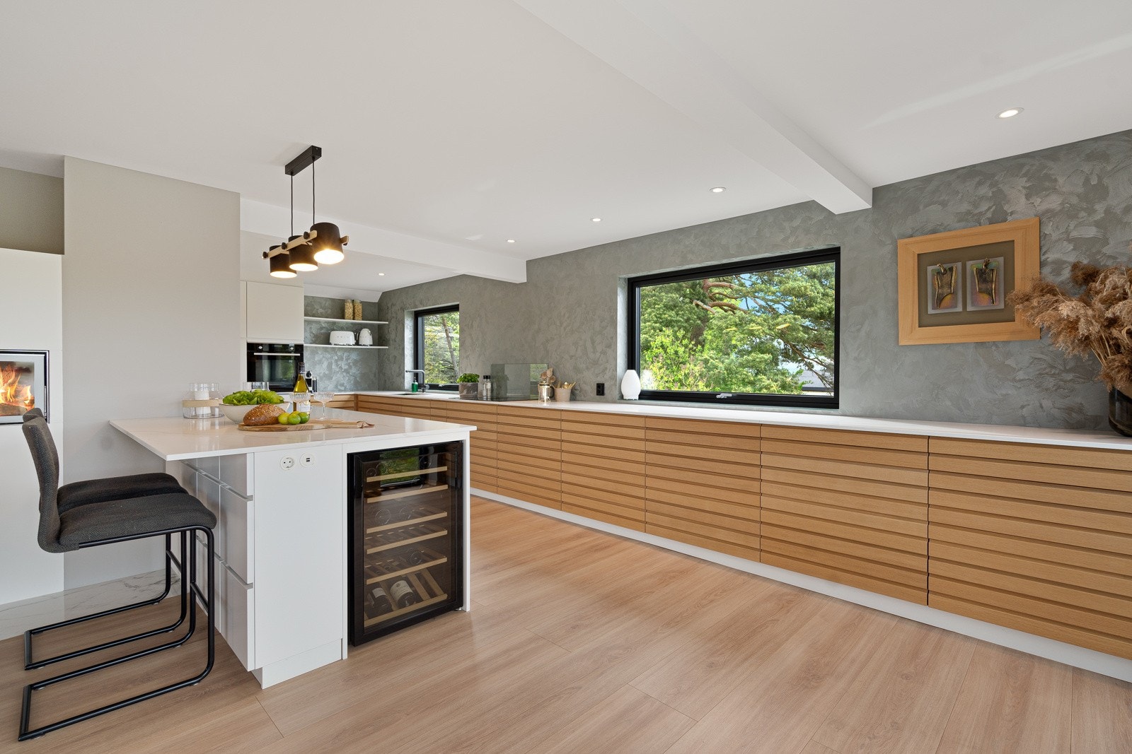 God skapplass, alt av integrerte hvitevarer og peis i høyden Galleribilde