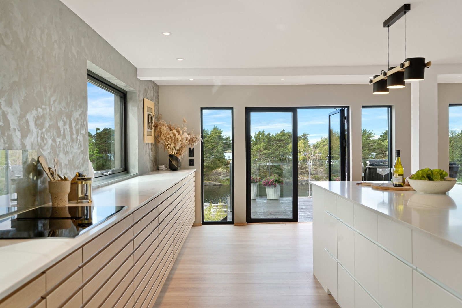 Store og fine vinduer i stue-/kjøkkendelen Galleribilde