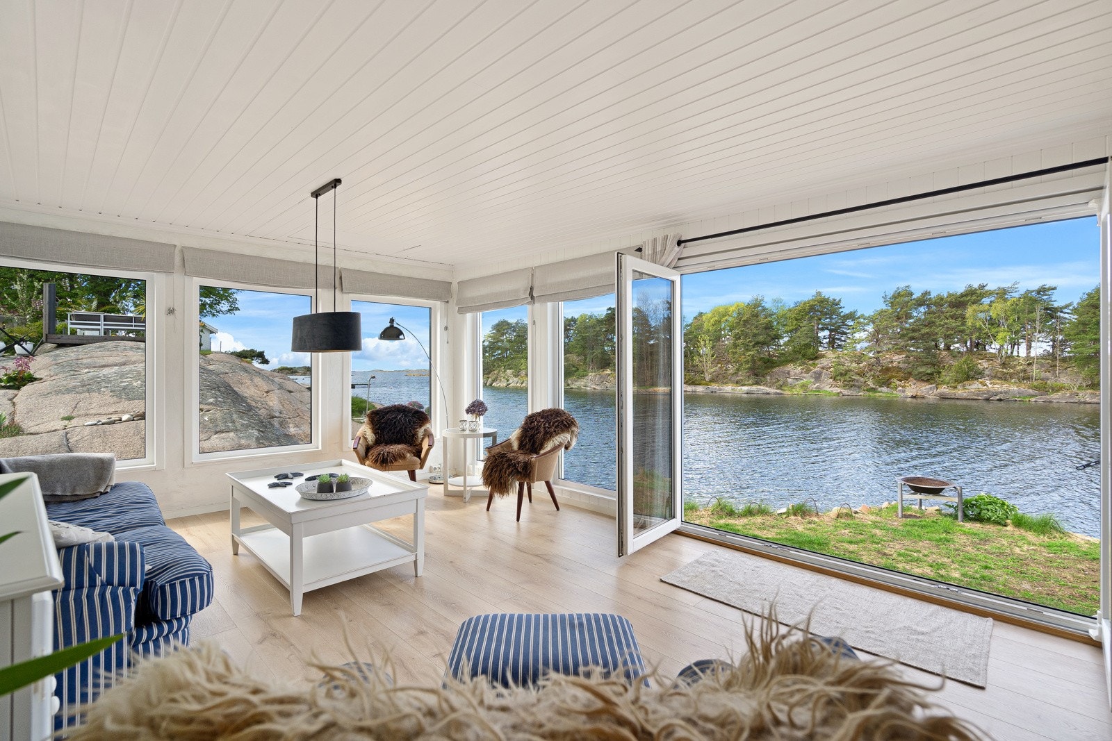 Fantastisk stue i strandhuset. Store dører som enkelt kan åpnes opp...... Galleribilde