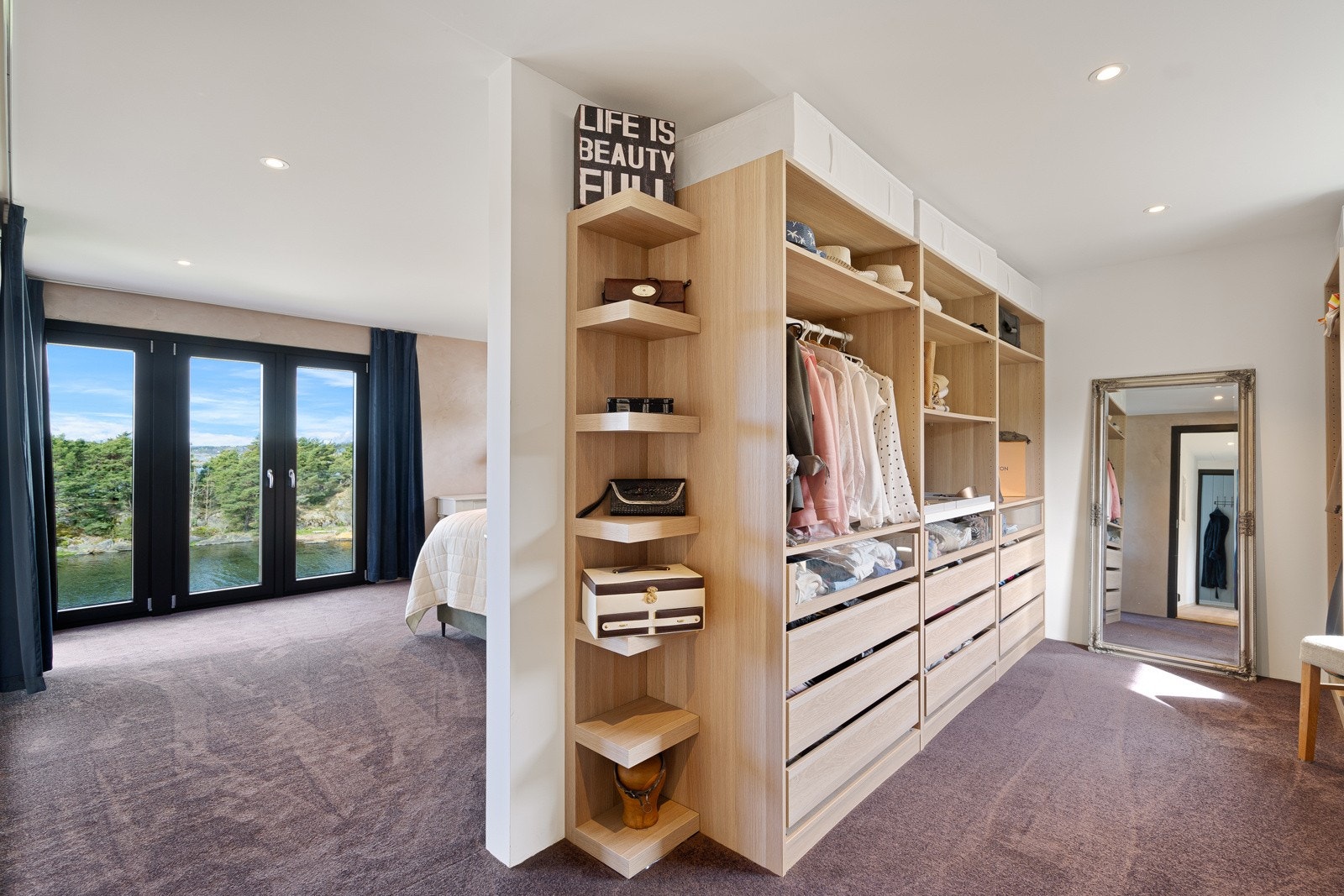 Stor og praktisk garderrobe i forbindelse med masteravdelingen Galleribilde