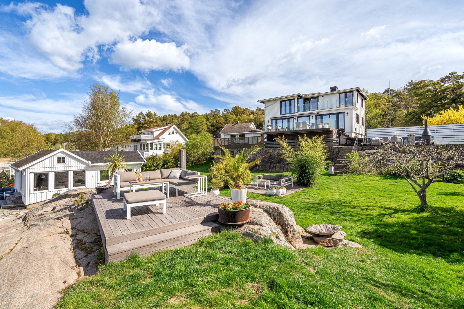 Strandhuset ligger nede ved vannet og har eget bnr. Galleribilde