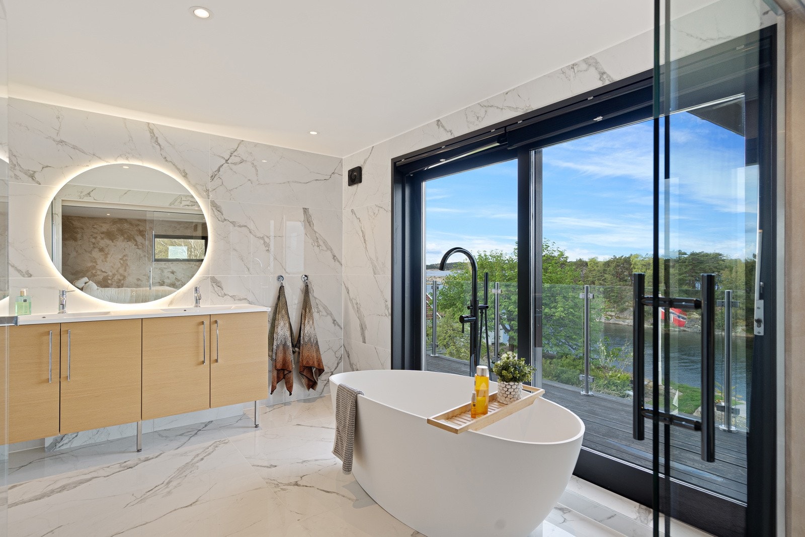 Badet gir spafølelsen og har dobbel dusj, dobbel servantinnredning og frittstående badekar Galleribilde