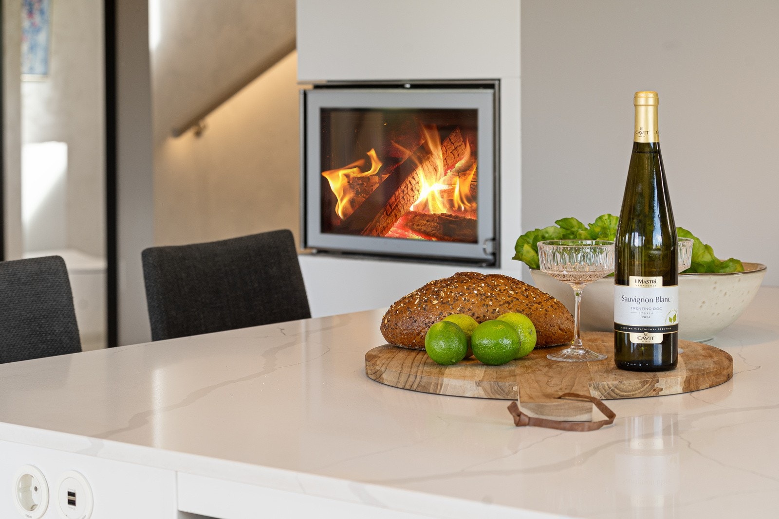 Hyggelig plass i forbindelse med kjøkkeninnredningen - også en ideell plass for baking og kokkellering Galleribilde