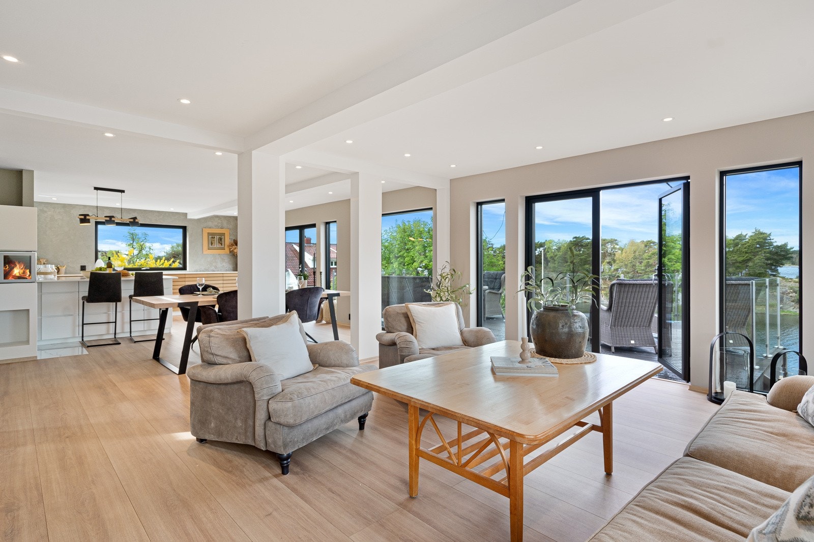 Hyggelig stue med gode bøbleringsmuligheter Galleribilde