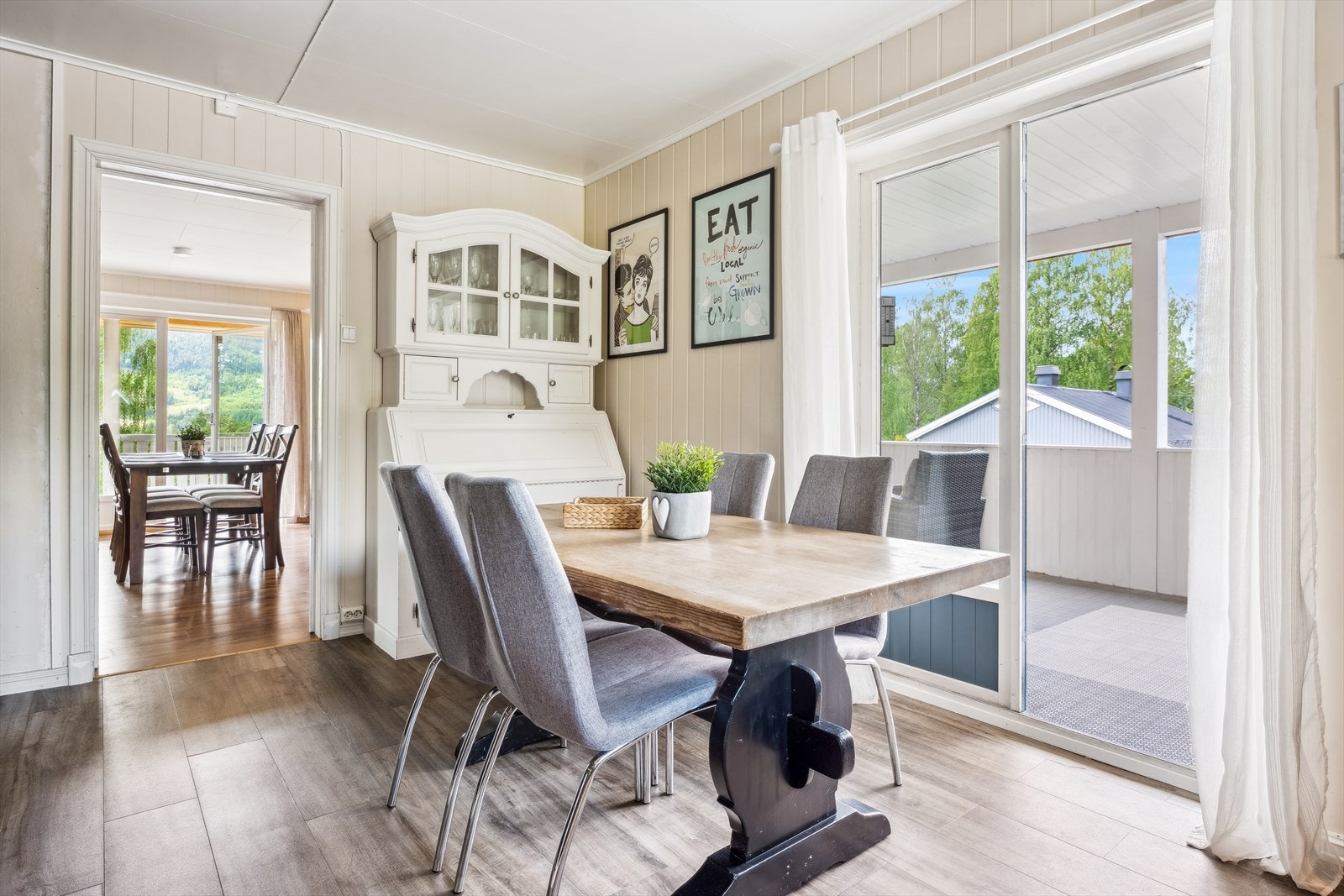 Kjøkkenet har plass til eget spisebord. Galleribilde