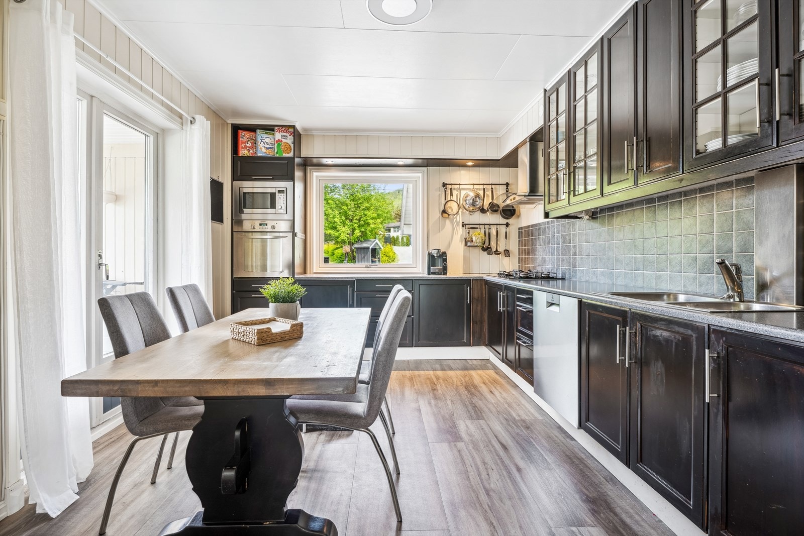 Godt med skap- og benkeplass. Galleribilde