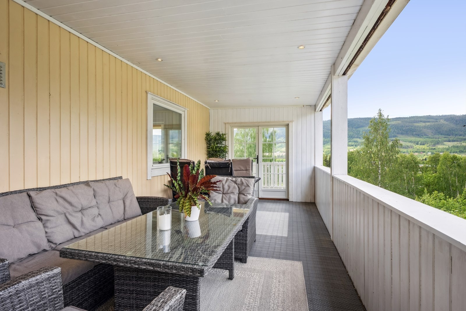 Velkommen til Tonvegen 8A!
Praktisk med overbygget veranda. Galleribilde