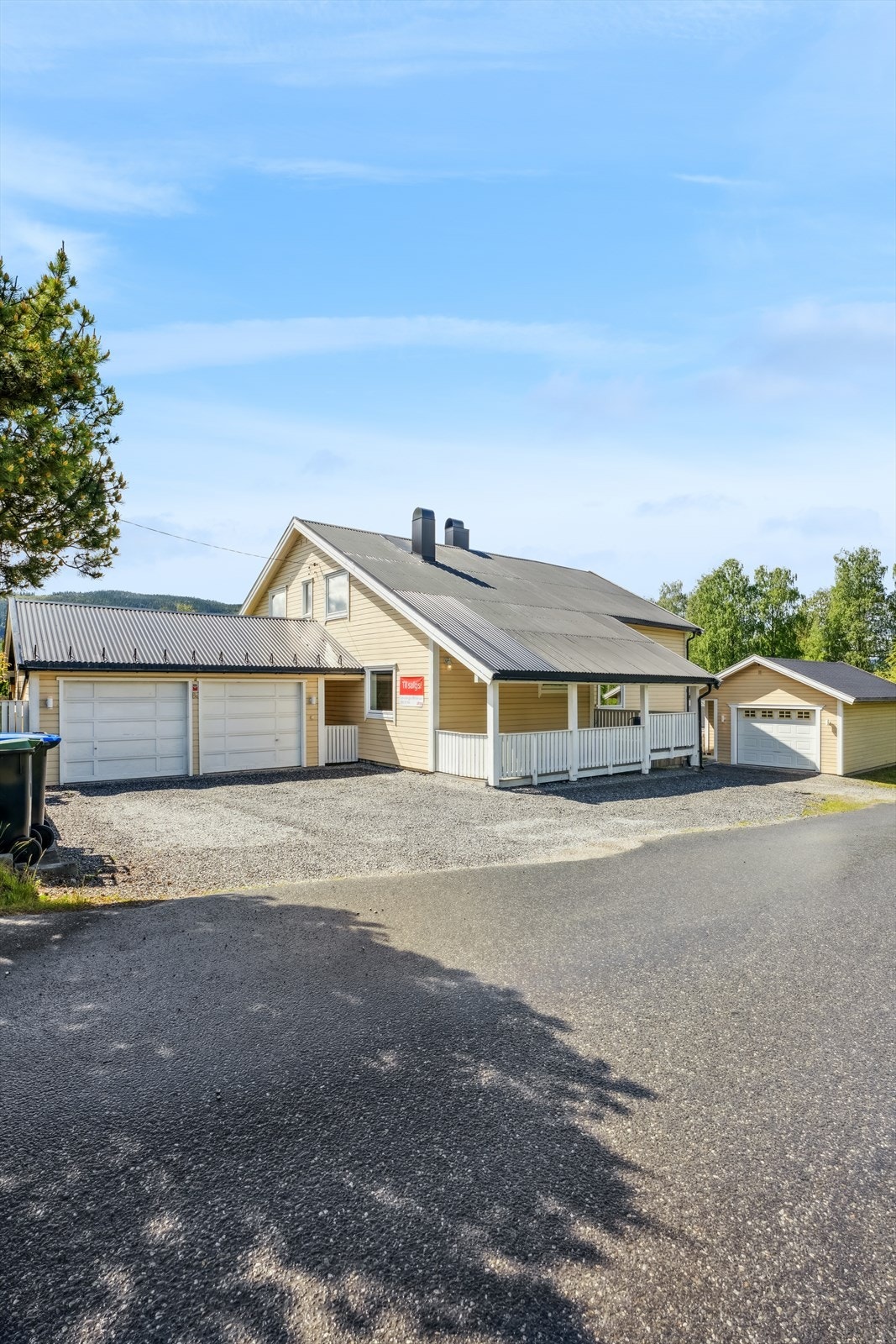 Garasje på eiendommen. Galleribilde