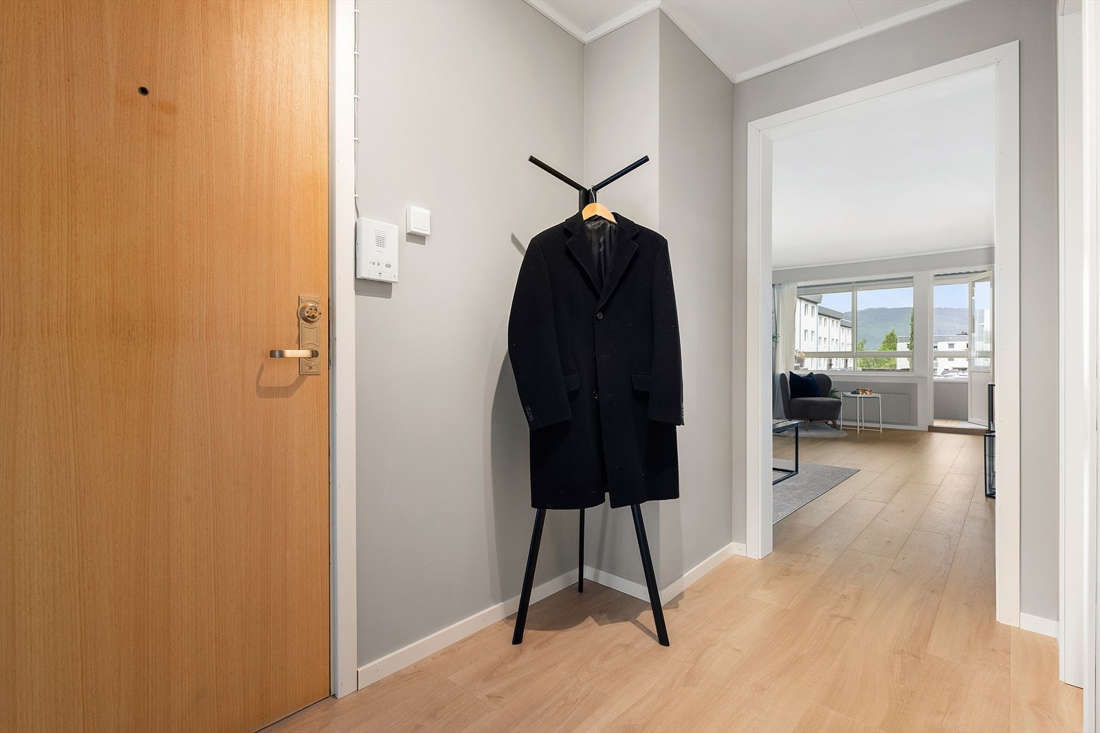 Det medfølger to boder i kjeller på til sammen 6 m2. Porttelefon med svarapparat og døråpningsautomatikk. Galleribilde