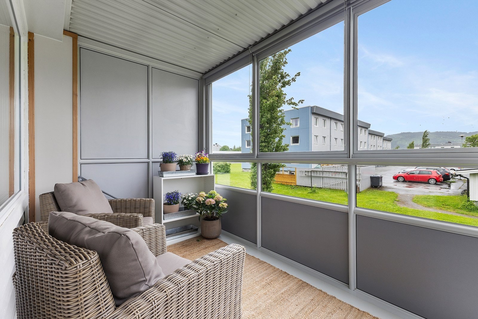 Balkongen har utsyn over borettslagets pent opparbeidede og velstelte uteområder. Galleribilde