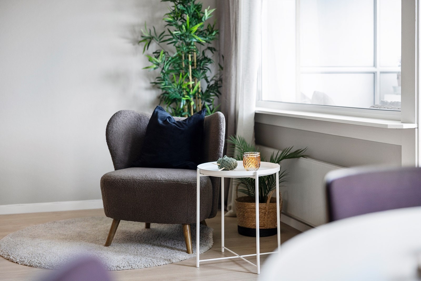 Det er vannbåren varme via radiatorer som dekkes av felleskostnader. Det er installert fjernvarme. Galleribilde