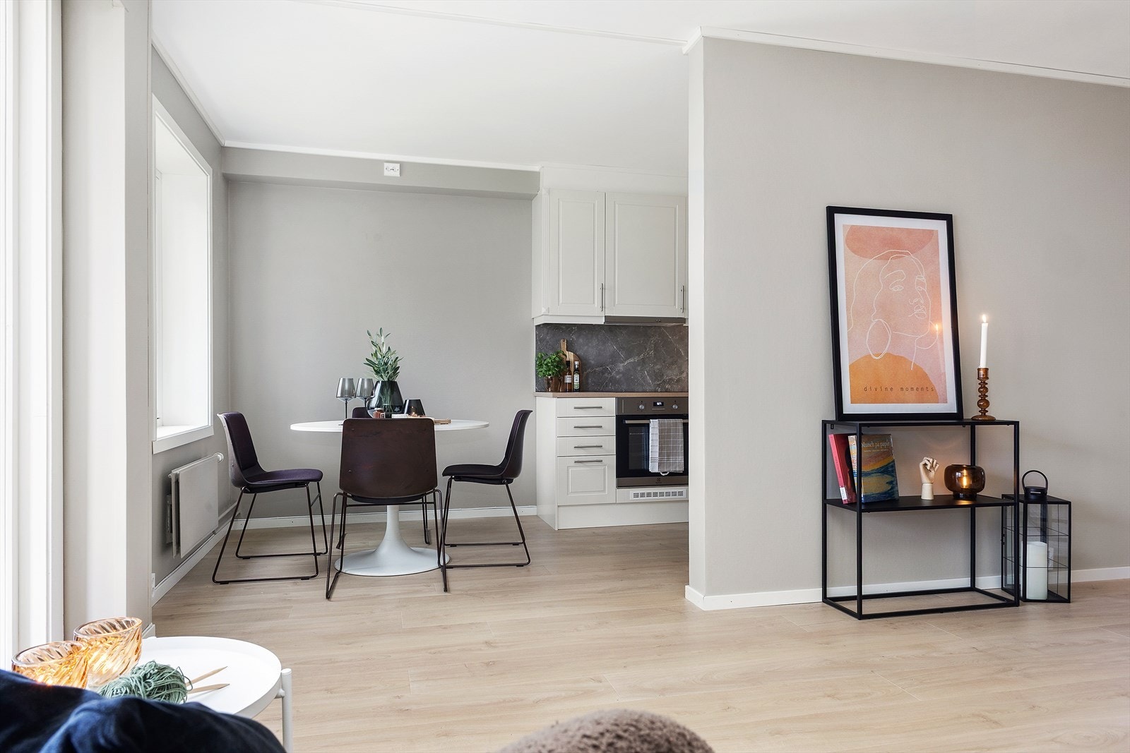 Leiligheten har gjennomgående et moderne uttrykk og gode løsninger for både hverdag- og for sosiale sammenkomster. Galleribilde