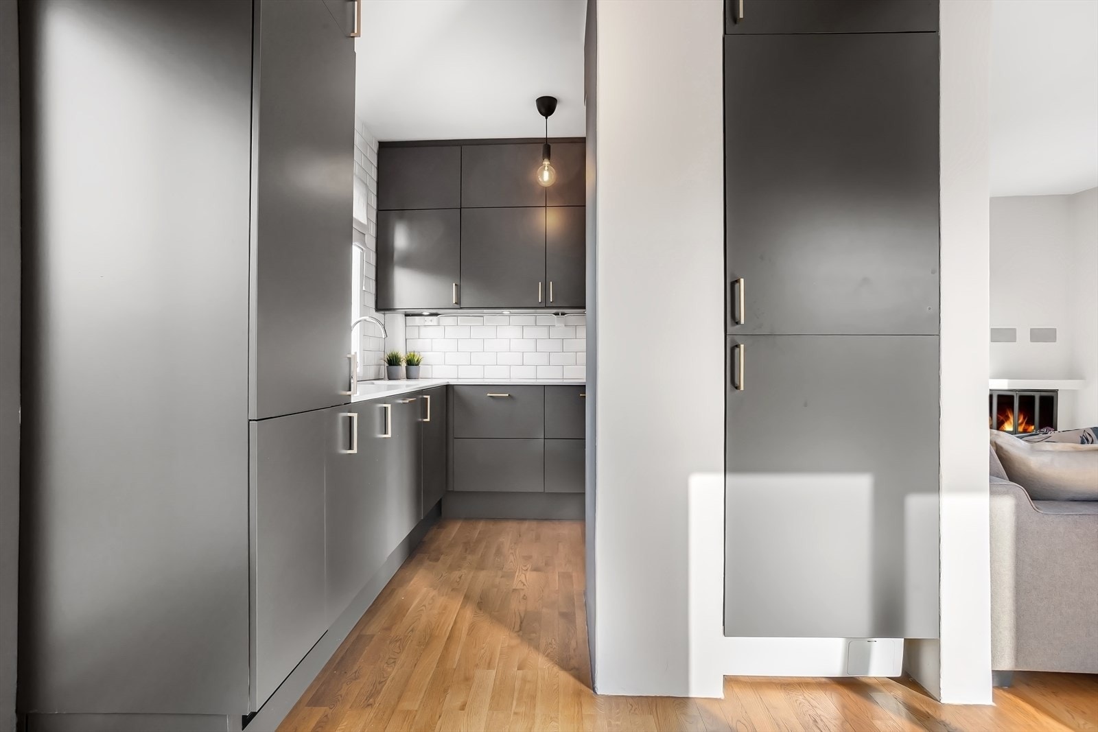 Nyere kjøkkeninnredning fra HTH. Vaskemaskin er smart plassert i høyskap ved kjøkken Galleribilde