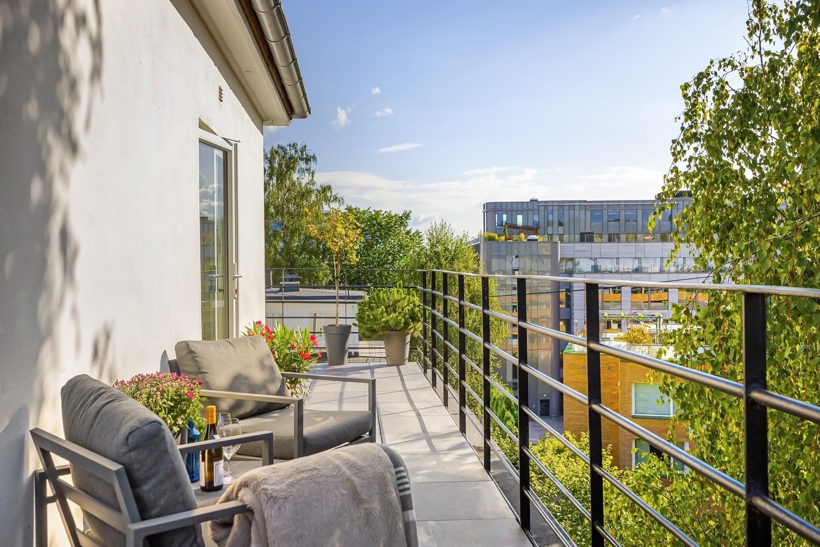 Flere solrike soner på terrassen Galleribilde