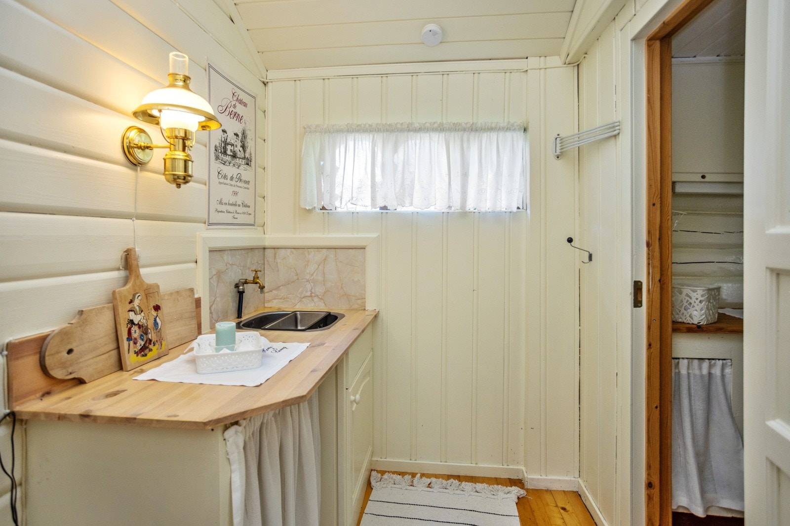 Gang med oppvaskbenk og seperat bad med forbrenningstoalett Galleribilde