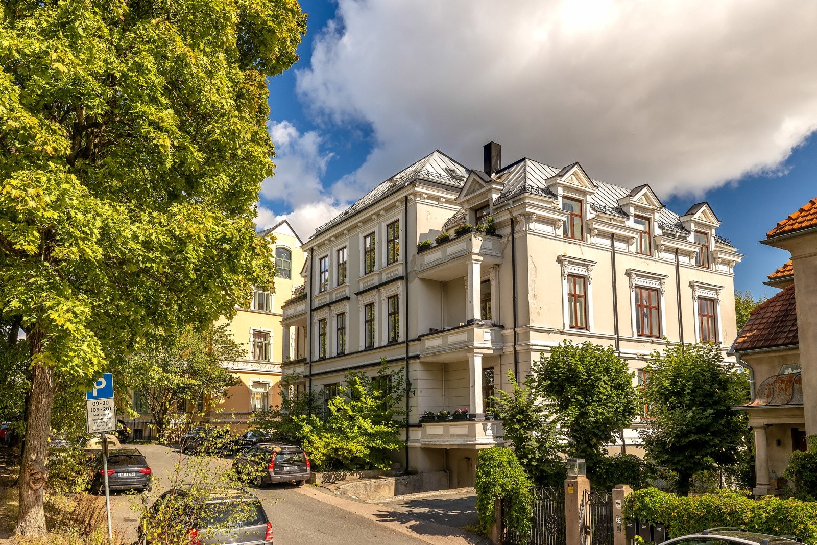 Her har vi gleden av å presentere en flott og gjennomført 2-roms leilighet med en attraktiv og sentral beliggenhet rett ved St. Hanshaugen park. Galleribilde