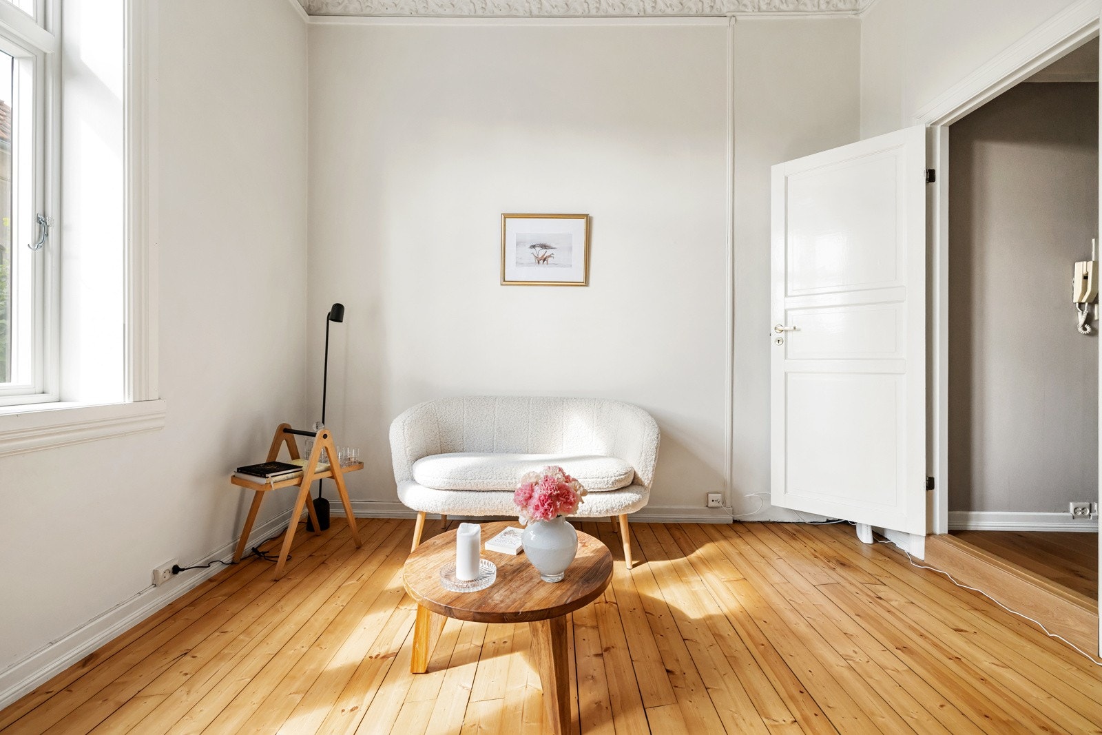 I stuen er det tahøyde på 3,25 meter. Galleribilde