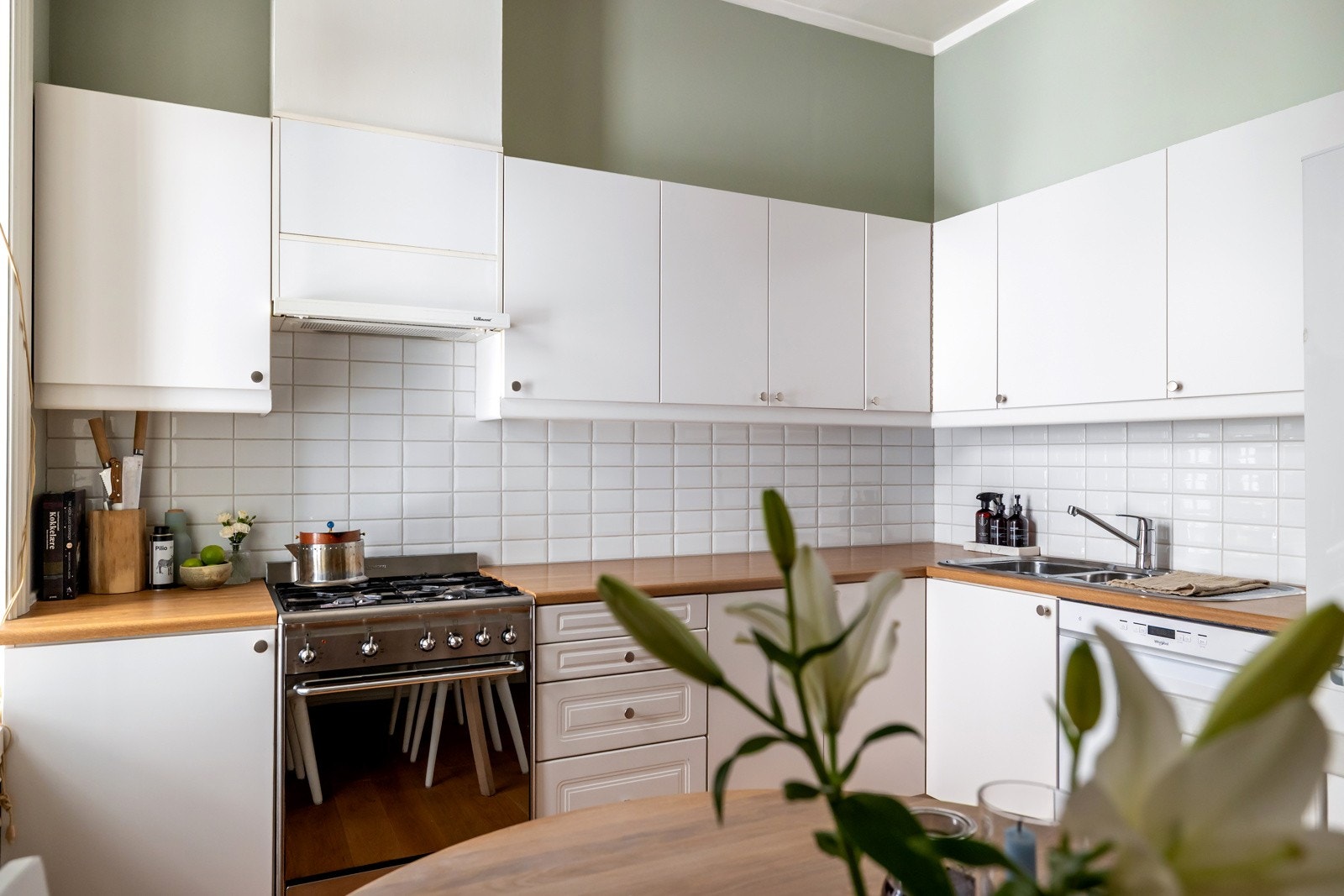 Innredningen består av hvite fronter fra 2024. Galleribilde