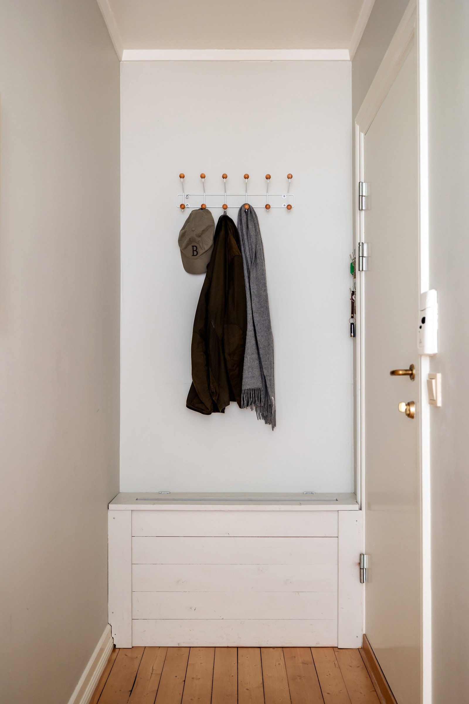 Her er det plass til å henge fra seg yttertøy på knagger, og en smart oppbevaringsbenk gir ekstra lagringsplass. Galleribilde