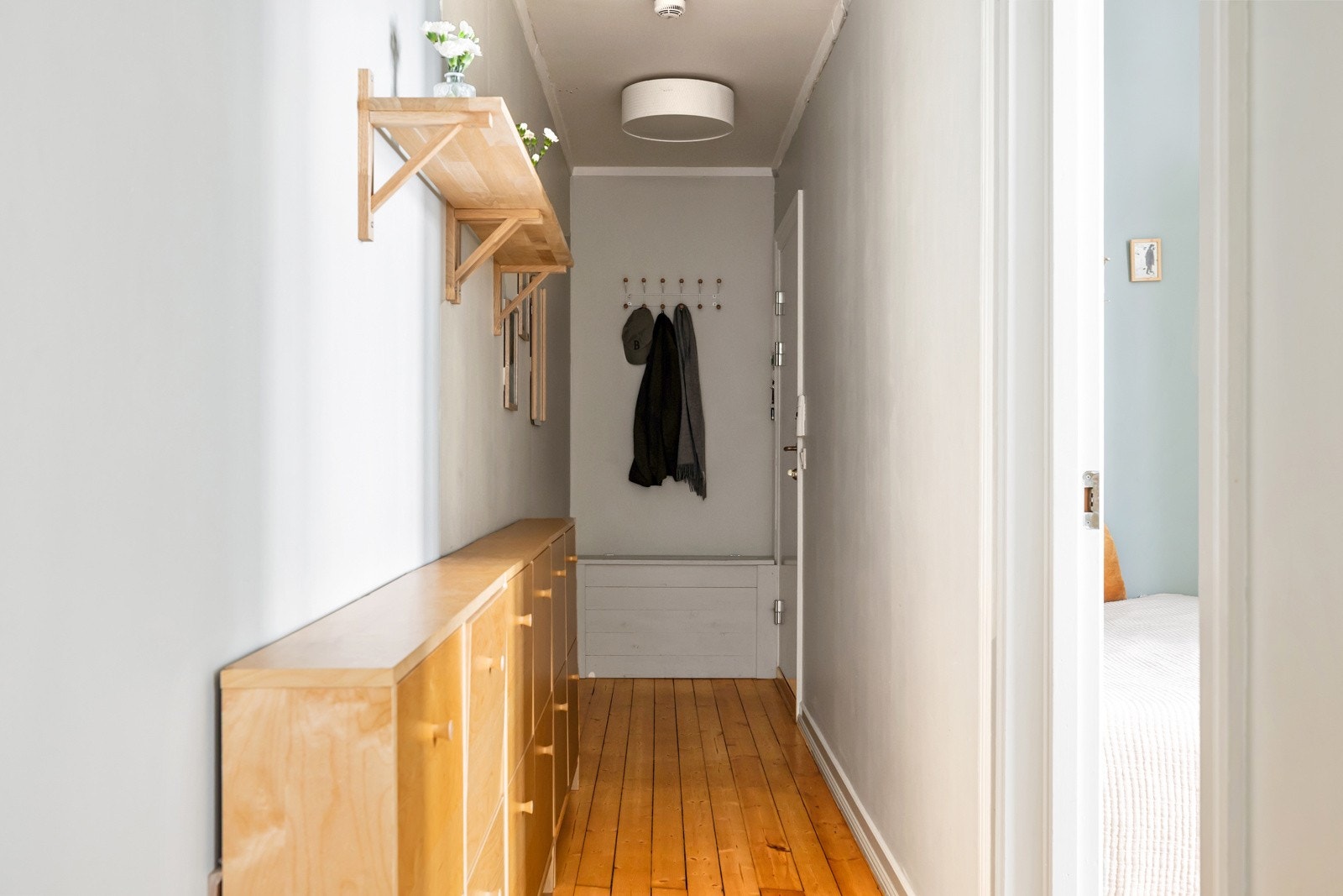 Leiligheten har en lys og praktisk entré. Galleribilde