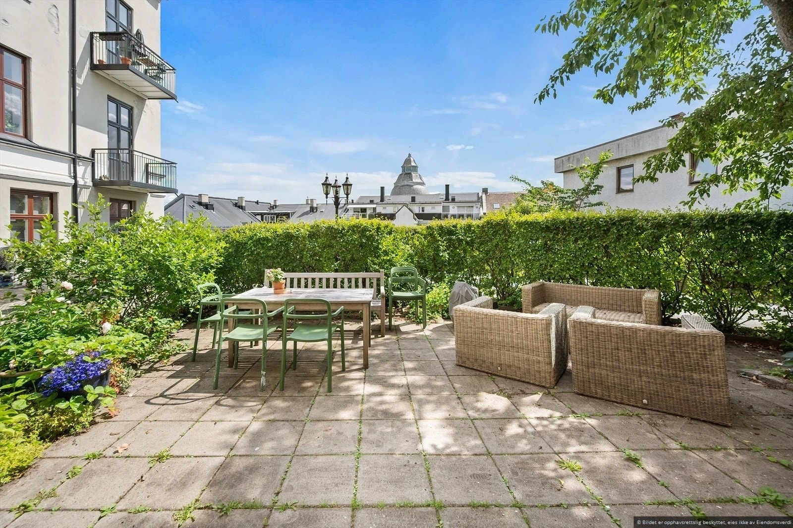 Sameiet har en koselig bakgård med sittegrupper og frukttrær som gir et lunt og trivelig uteområde for beboerne. Galleribilde