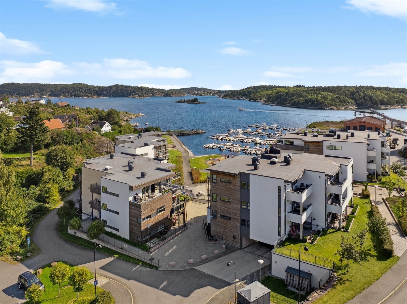 Dronefoto av bygg og nærområde. Galleribilde