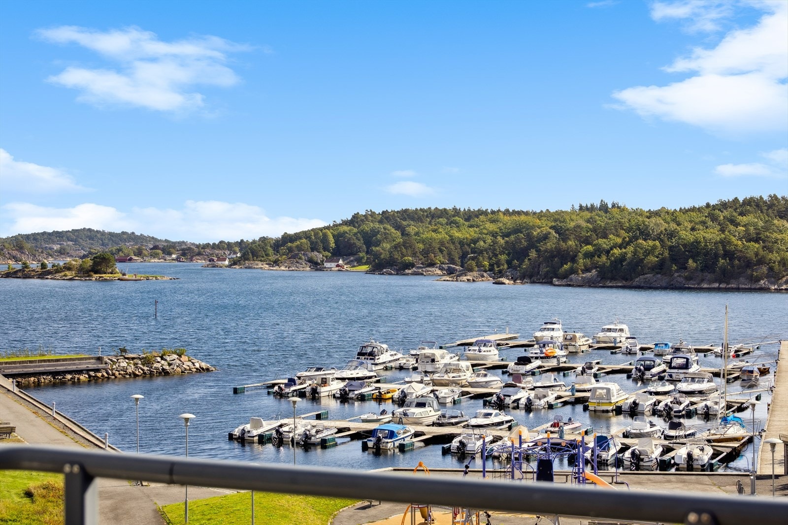 Her bor du fredelig og skjermet, samtidig som du har kort gangavstand til hjertet av Lillesand sentrum. Galleribilde