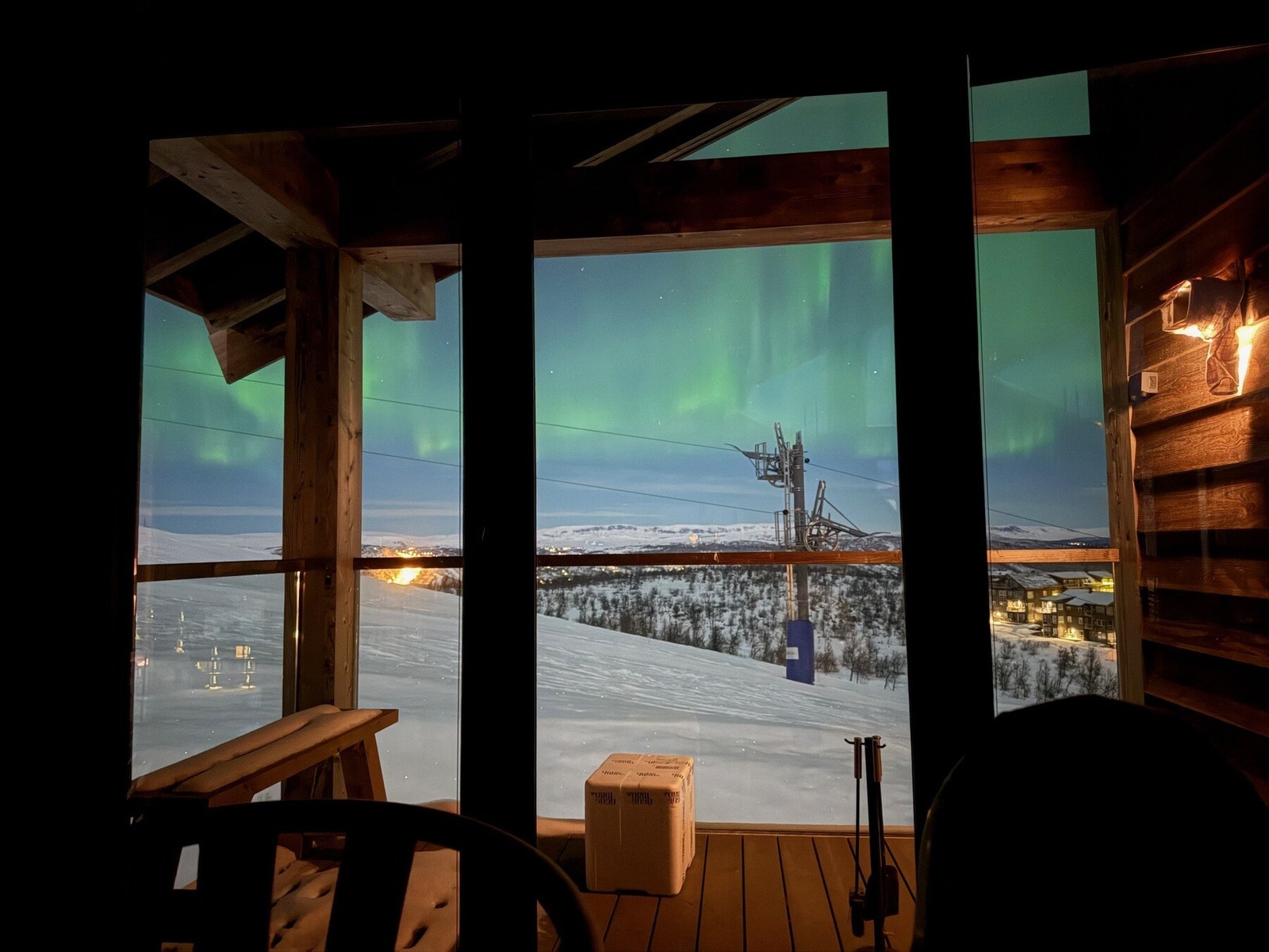 Selgers eget bilde som viser utsikten og det magiske Nordlyset man kan oppleve her Galleribilde