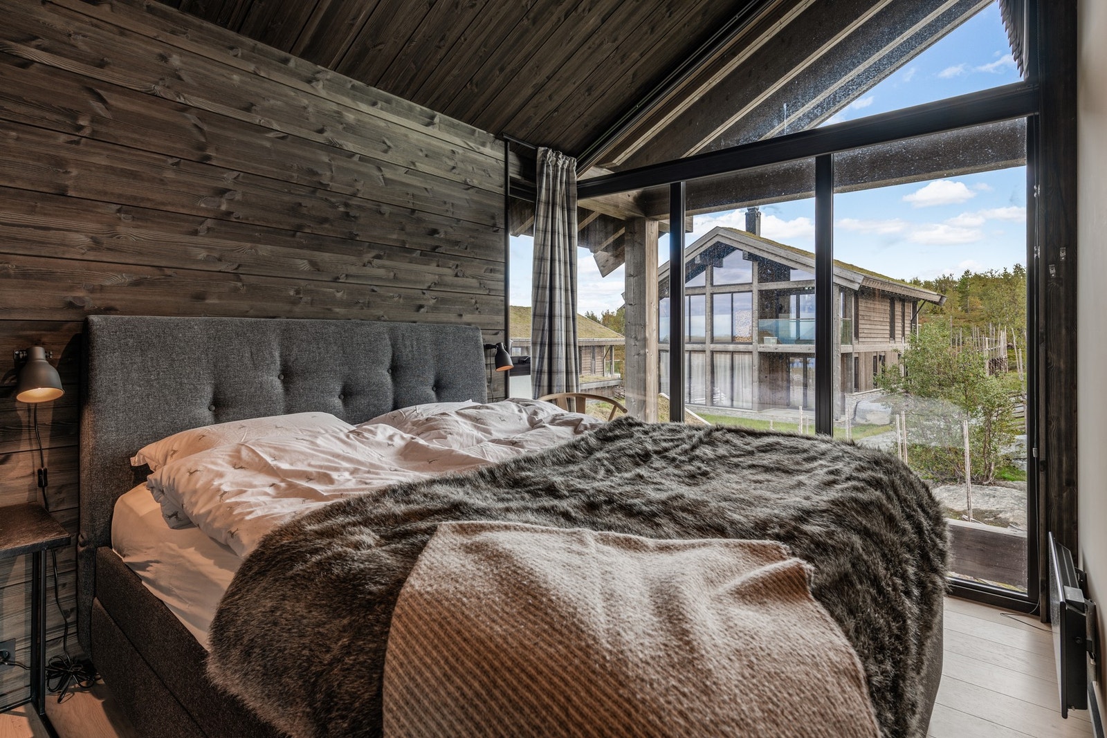 Her våkner du opp til utsikt over fjellet, med muligheten til å nyte lange, late morgener i deilig sengetøy Galleribilde