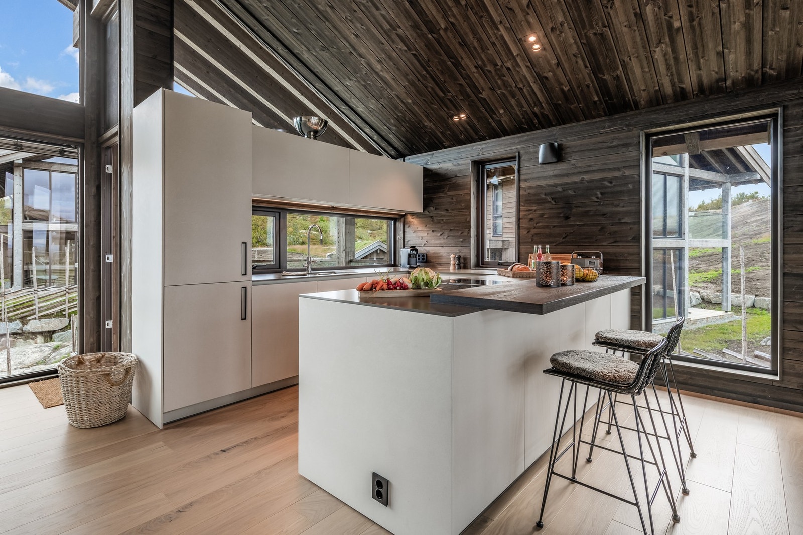 Det moderne kjøkkenet fra Modulnova med barløsning innbyr både til hyggelige frokoster og sosiale kvelder Galleribilde