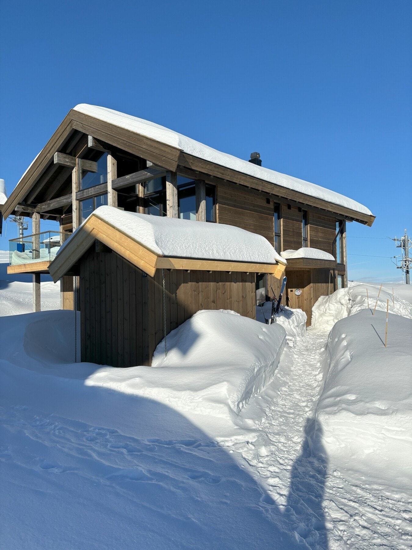 Selgers eget bilde fra annen årstid som viser at hytten bader i sol Galleribilde