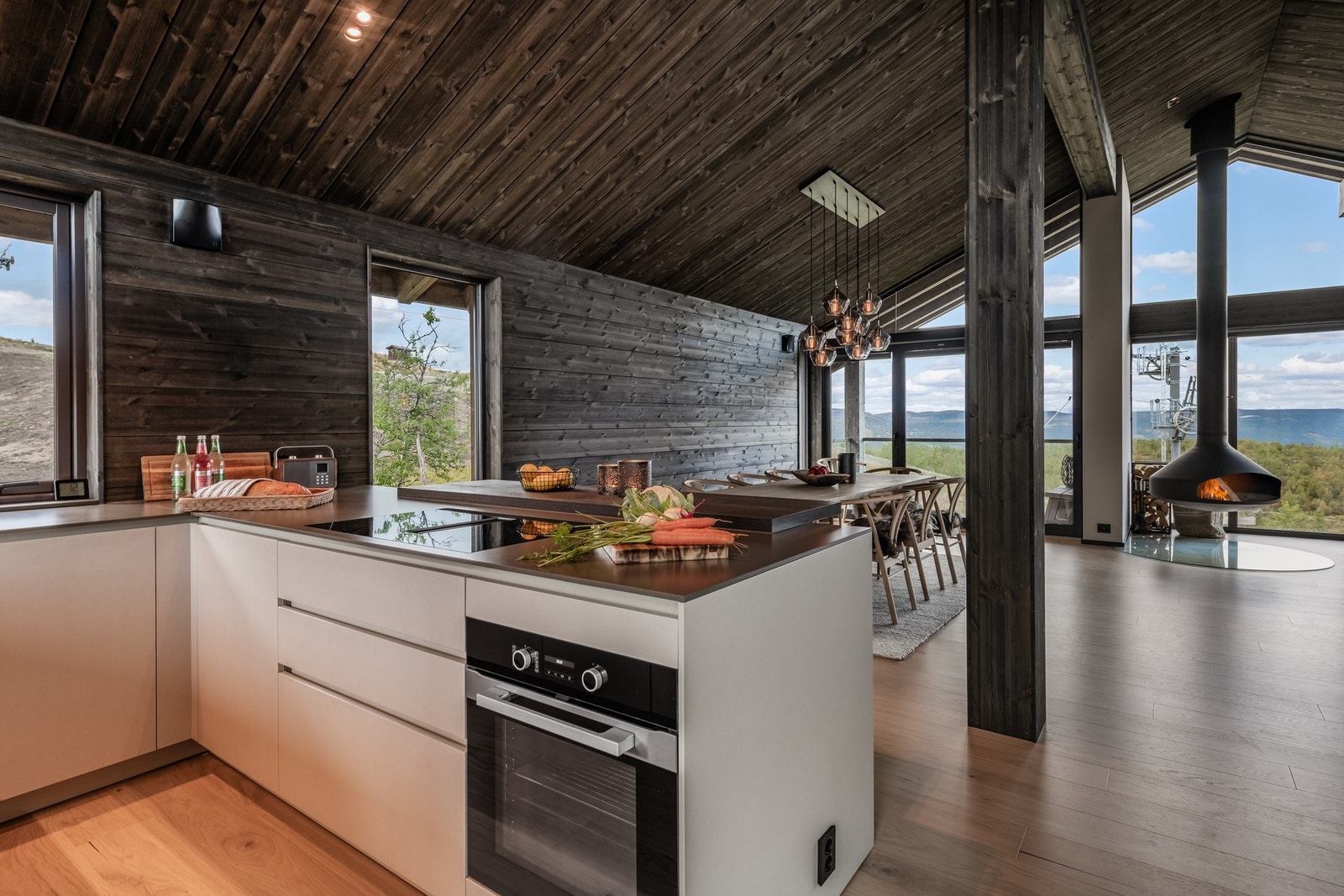 Lyst, luftig og lekkert - perfekt ramme for gode måltider Galleribilde