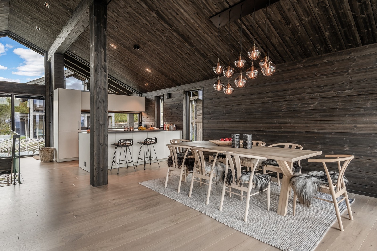 Den åpne løsningen knytter kjøkken og stue sømløst sammen Galleribilde