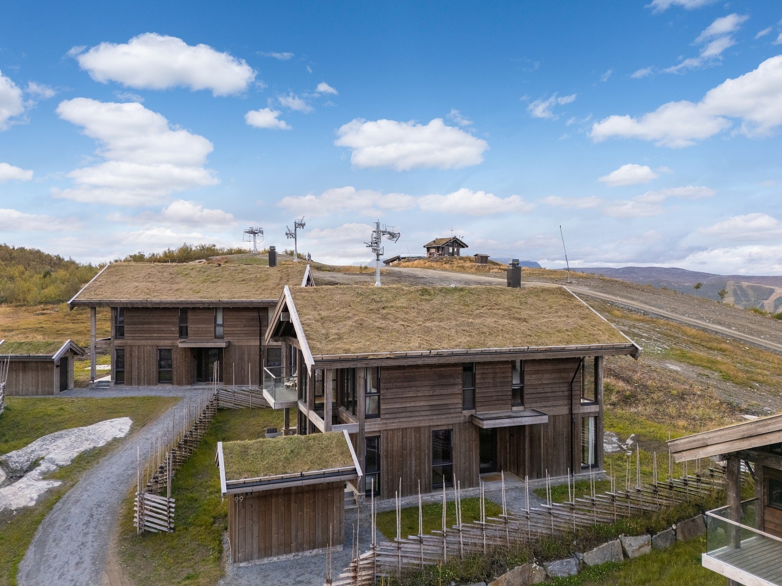 Den gamle heisbua i bakgrunnen, er gjort om til en intim vinbar med fantastisk utsikt over Geilo og Hallingskarvet Galleribilde