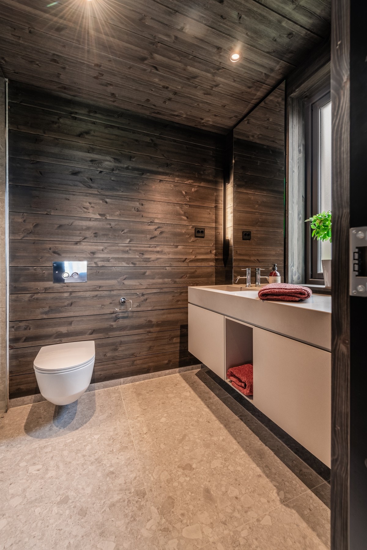 Kombinasjonen mellom panel og flis skaper en lun og varm følelse Galleribilde